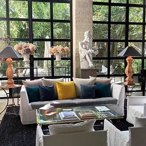 https://le-complot-maison-prive-en-plein-coeur-davignon.fr-provencehotel.com